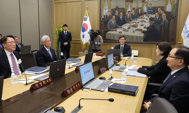 이창용 한국은행 총재(오른쪽 셋째)가 11일 서울 중구 한국은행에서 열린 금융통화위원회를 주재하고 있다. 2024.01.11 사진공동취재단