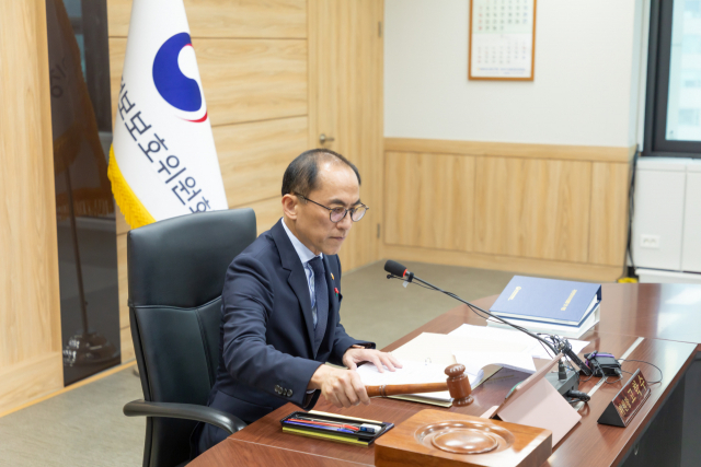 고학수 개인정보보호위원회 위원장이 전날 서울 종로구 정부서울청사에서 열린 2024년 제1회 개인정보보호위원회 전체회의 개회를 알리며 의사봉을 두드리고 있다. 사진제공=개인정보보호위원회