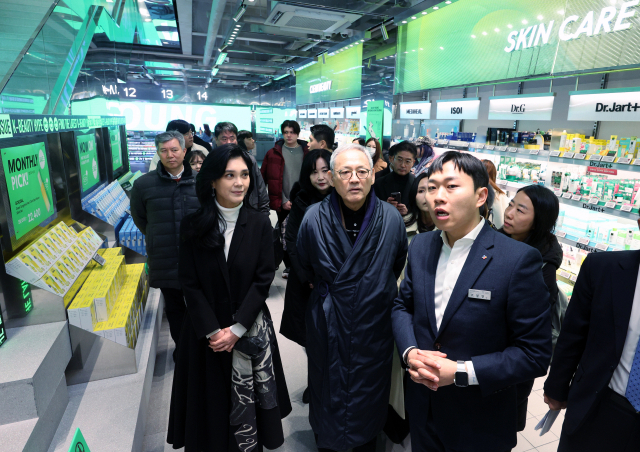 유인촌 문화체육관광부 장관과 이부진 한국방문의해위원장이 2024 코리아그랜드세일이 개막한 11일 서울 중구 올리브영 명동타운점을 방문해 박철인 점장의 설명을 듣고 있다. /사진공동취재단