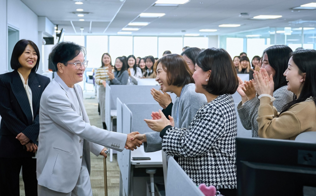 이재현 CJ그룹 회장이 지난 10일 서울 용산의 CJ올리브영 본사를 방문해 직원들과 악수를 하고 있다. /사진제공=CJ그룹