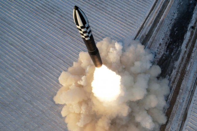 북한의 대륙간탄도미사일(ICBM) 화성-18형이 발사되고 있다. 조선중앙통신·연합뉴스