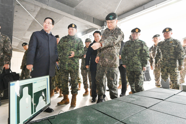 박안수(앞줄 오른쪽) 육군참모총장이 ‘차단벽구조사격장’ 준공식을 주관하고 관련 시설을 둘러보고 있다. 사진 제공=육군