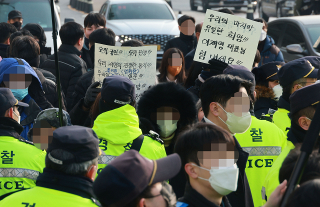 10일 이재명 더불어민주당 대표가 서울 종로구 서울대병원을 퇴원하는 현장에 이 대표 지지자들이 손팻말을 들고 서 있다. 연합뉴스