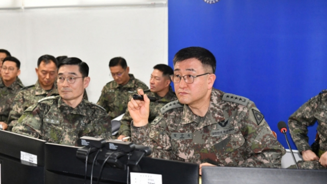 박안수(오른쪽) 육군참모총장과 양용모 해군참모총장이 해안경계태세 합동점검을 실시하고 ‘인공지능 기반 해안경계작전태세’ 및 ‘미래작전 발전방안에 대한 현장토의’를 진행했다. 사진 제공=육군