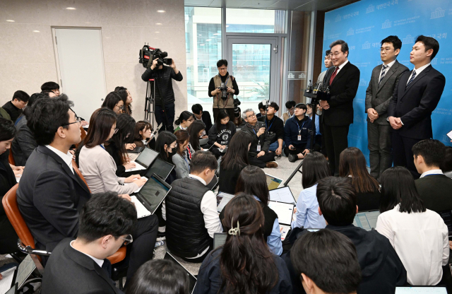 이낙연 전 더불어민주당 대표가 11일 오후 서울 여의도 국회 소통관에서 더불어민주당 탈당 선언 및 신당 창당 계획 발표 기자회견을 마치고 발언하고 있다. 권욱 기자 2024.01.11