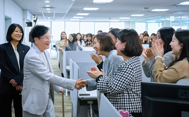 이재현 CJ그룹 회장이 지난 10일 서울 용산구 CJ올리브영 본사를 방문해 임직원들을 만나 인사하고 있다. /사진제공=CJ