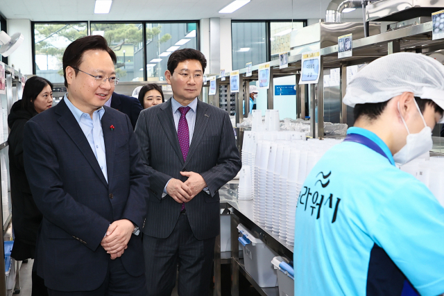 조규홍 보건복지부장관(왼쪽)이 지난 11일 이상일 용인시장(오른쪽)과 함께 용인시 지역자활센터 자활근로사업단을 찾아 작업과정을 살펴보고 있다. 사진 제공 = 용인시