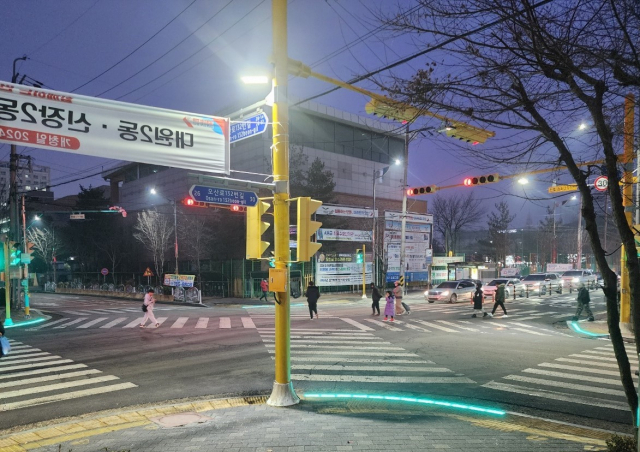 원일초등학교 교차로에 설치된 발광 다이오드(LED) 바닥 신호등. 사진 제공 = 오산시
