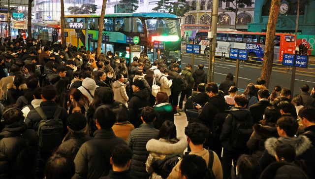 이달 4일 저녁 서울 명동에서 시민들이 퇴근을 하기 위해 버스를 기다리고 있다. 연합뉴스