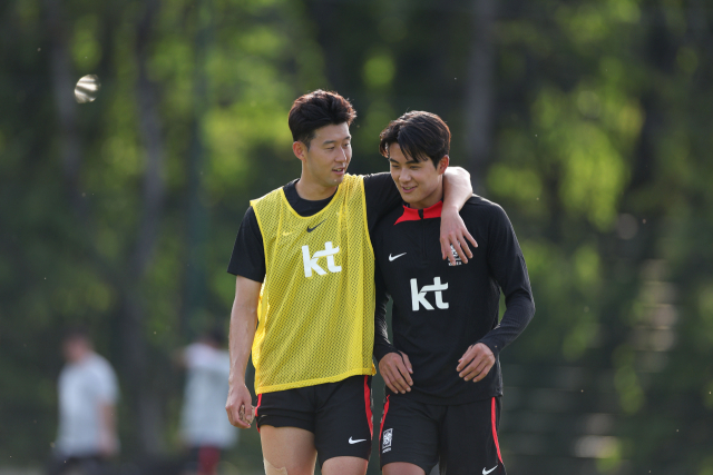 손흥민(왼쪽)과 설영우. 사진 제공=대한축구협회