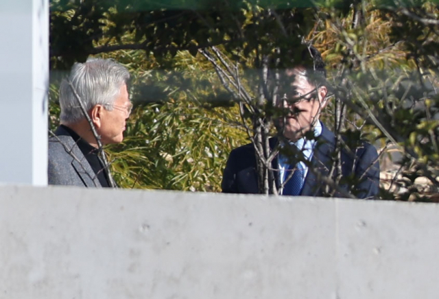 홍익표 더불어민주당 원내대표가 12일 오후 경남 양산시 하북면 평산마을 문재인 전 대통령 사저를 방문, 문 전 대통령을 예방하고 있다. 연합뉴스