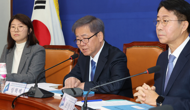 임혁백(가운데) 더불어민주당 총선 공천관리위원장이 12일 국회 당 대표실에서 열린 1차 중앙당 공직선거후보자추천관리위원 회의에서 인사말을 하고 있다. 연합뉴스