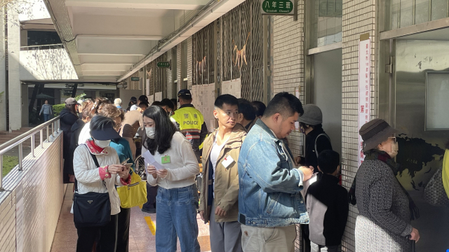 제16대 대만 총통 선거일인 13일 시민들이 타이베이 싱야국립중학교에서 투표를 하기 위해 줄을 서고 있다. 타이베이=정혜진 기자