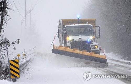 오타와시내 도로의 제설 작업 현상/연합뉴스