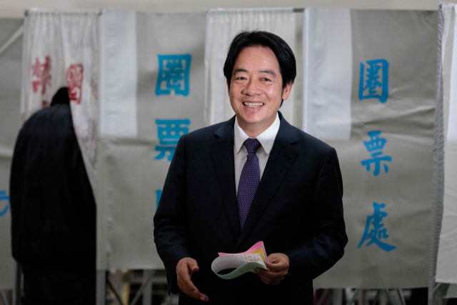 대만 부총통이자 집권 민진당의 총통 후보인 라이칭더가 13일 타이난의 한 고등학교 투표소에서 투표를 마치고 부스를 나서고 있다. AFP연합뉴스