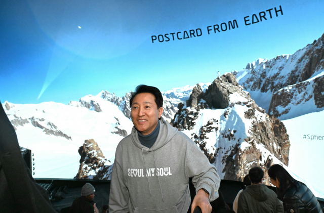 오세훈 서울시장이 지난 11일(현지시간) 미국 라스베이거스에 있는 MSG스피어를 찾아 'Postcard from Earth(지구에서 온 편지)'라는 작품을 관람했다. 사진제공=서울시