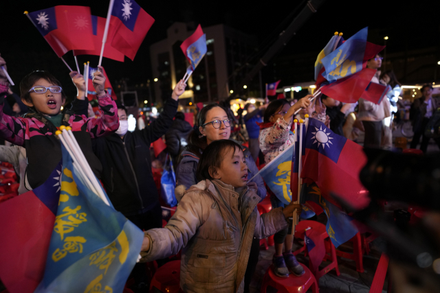 13일(현지 시간) 대만 타이베이에서 선거 결과를 보며 시민들이 환호하고 있다. AP연합뉴스