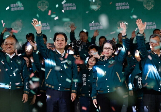 대만 총통선거에서 승리한 라이칭더(앞줄 왼쪽 두 번째) 민진당 총통 후보와 샤오메이친(〃 세 번째) 부총통 후보가 손을 흔들고 있다. 타이베이=EPA연합뉴스