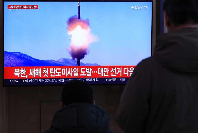 북한이 동해상으로 미상의 탄도미사일을 발사한 14일 오후 서울역 대합실에서 시민들이 관련 보도를 보고 있다. 연합뉴스