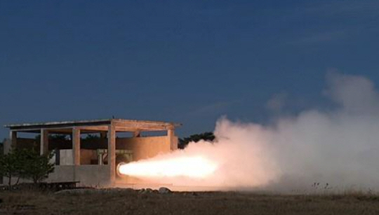 북한이 지난해 11월 신형 중거리탄도미사일용 고체연료 엔진 시험을 진행했다며 지난해 12월15일 공개한 사진. 조선중앙통신·연합뉴스