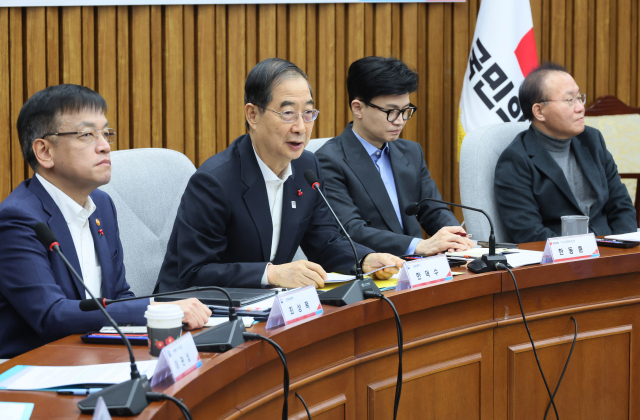 한덕수(왼쪽 두 번째) 국무총리가 14일 국회에서 열린 고위 당정협의회에서 인사말을 하고 있다. 연합뉴스