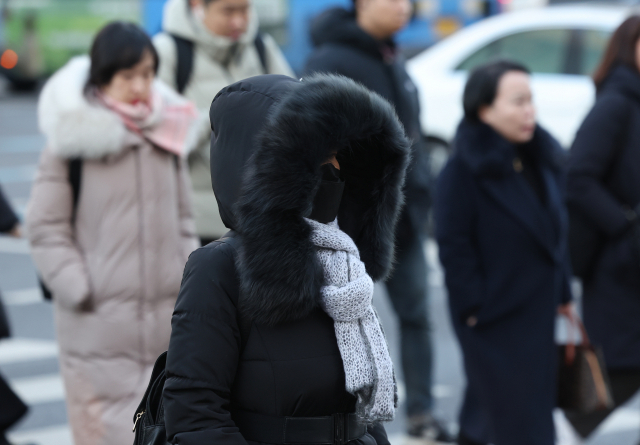 한파가 닥친 이달 8일 오전 서울 종로구 광화문네거리에서 시민들이 이동하고 있다. 연합뉴스