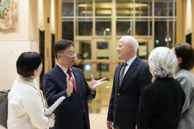 신상진 성남시장이 지난 11일(현지시간) 자매도시인 미국 콜로라도주 오로라시 청사를 찾아 마이크 코프만 시장을 만나 환담하고 있다. 사진 제공 = 성남시