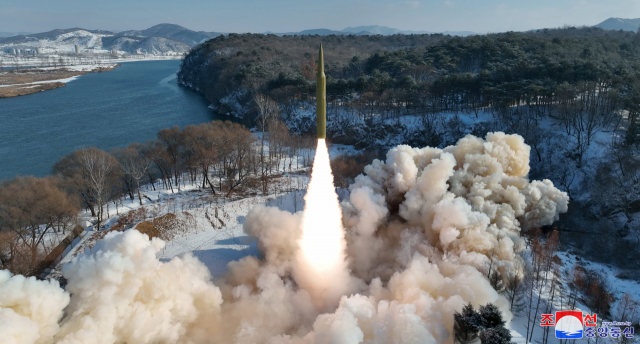 북한이 고체연료를 사용한 극초음속 중장거리 탄도미사일(IRBM) 시험 발사에 성공했다고 조선중앙통신이 15일 보도했다. 조선중앙통신·연합뉴스