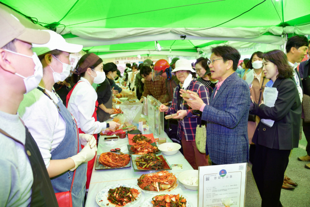 지난해 열린 제30회 광주김치축제에 참석한 강기정 광주광역시장. 사진 제공=광주광역