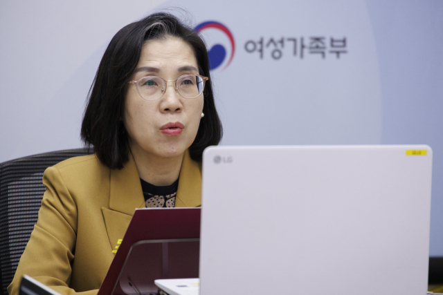 김현숙 여성가족부 장관이 지난해 10월 31일 오후 서울 종로구 정부서울청사에서 영상회의로 진행된 제10차 여성 폭력방지위원회 회의에 참석해 인사말을 하고 있다. 연합뉴스