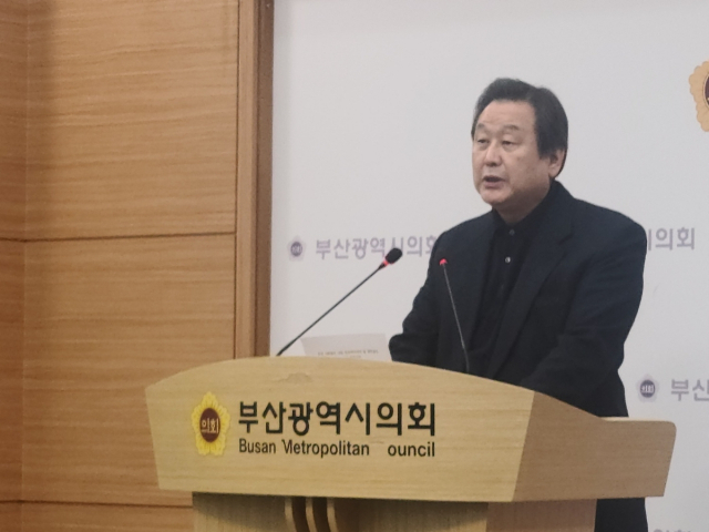 김무성 전 새누리당 대표가 15일 부산시의회에서 기자회견을 열고 제22대 총선 출마를 선언하고 있다. 부산=연합뉴스
