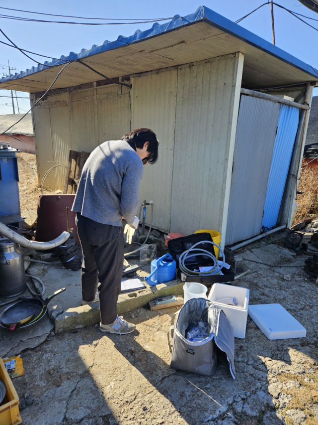 환경부 산하 기관 직원이 15일 낮 평택시 청북읍 양교리 관리천 인근 농가에서 오염 여부를 가리기 위해 지하수를 취수하고 있다. 사진 = 손대선 기자