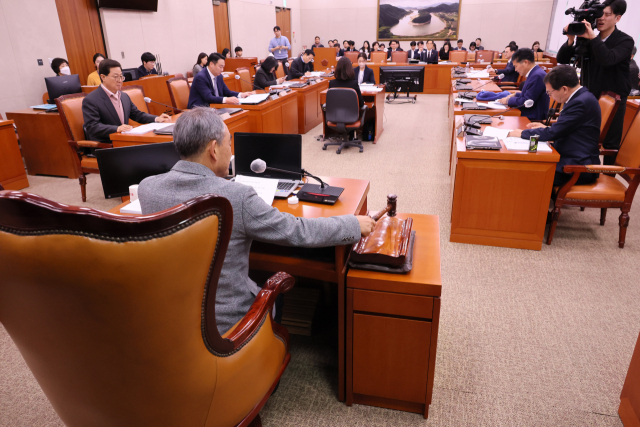 15일 국회에서 열린 농림축산식품해양수산위원회 안건조정위원회에서 윤준병 위원장이 의사봉을 두드리고 있다. 연합뉴스