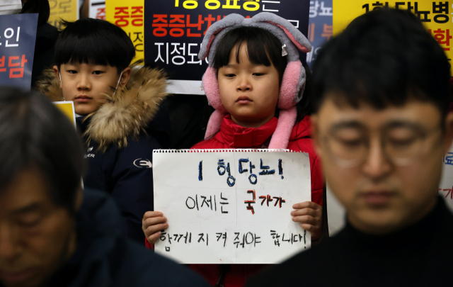 사단법인 한국1형당뇨병환우회 관계자들이 15일 오전 세종시에서 긴급기자회견을 열고 1형 당뇨환자들의 처우개선을 호소하고 있다. 연합뉴스