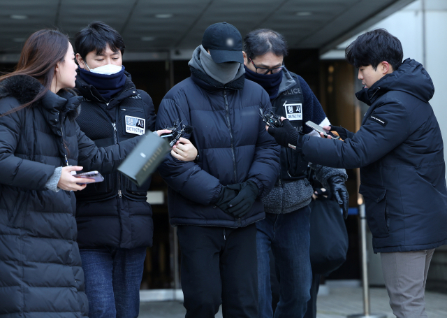 국가 지정 문화재인 경복궁 담장 낙서 테러를 모방해 범행에 이른 20대 설 모 씨가 지난 2일 오전 서울 서초구 서울중앙지법에서 열린 영장실질심사를 받은 후 법정을 나서고 있다. 연합뉴스