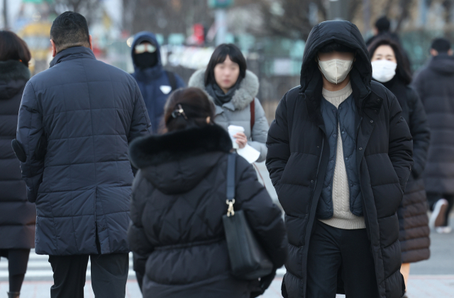 영하권 추운 날씨가 이어진 15일 오전 서울 종로구 광화문네거리에서 시민들이 횡단보도를 건너고 있다. 연합뉴스