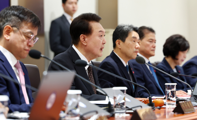 윤석열 대통령이 16일 서울 용산 대통령실 청사에서 열린 국무회의에서 발언을 하고 있다. 연합뉴스