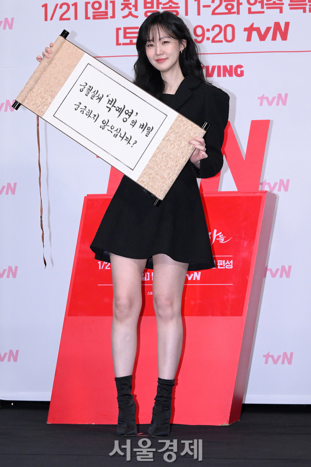 배우 박예영이 16일 오후 서울 구로구 라마다 신도림 호텔에서 진행된 tvN 새 토일드라마 ‘세작, 매혹된 자들’(극본 김선덕/연출 조남국) 제작발표회에서 포즈를 취하고 있다. 김규빈 기자