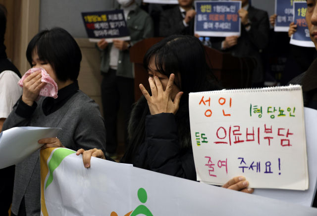 사단법인 한국1형당뇨병환우회 관계자들이 15일 오전 세종시에서 긴급기자회견을 열고 1형 당뇨환자들의 처우개선을 호소하고 있다. 연합뉴스