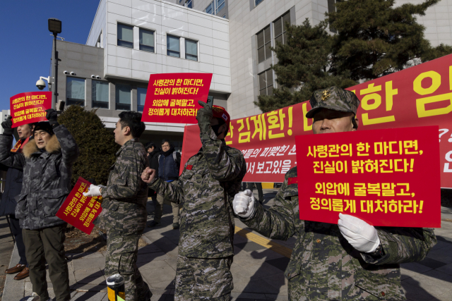 6일 오전 경기 성남시 밀리토피아 호텔 앞에서 열린 해병대 사령관 규탄 집회에서 해병대 예비역 전국연대 등 참석자들이 고 채 상병 사건의 진상을 촉구하는 내용 등의 손피켓을 들고 있다. 연합뉴스