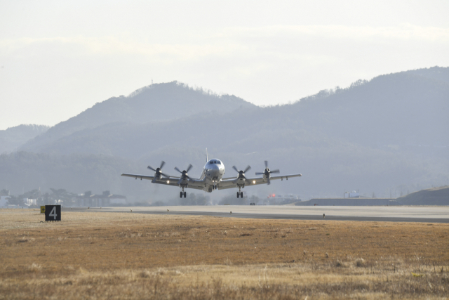 16일 다국적 연합훈련인 ‘2024 시드래곤’(Sea Dragon)에 참가한 P-3 해상초계기가 포항비행기지를 이륙하고 있다. 사진 제공=해군