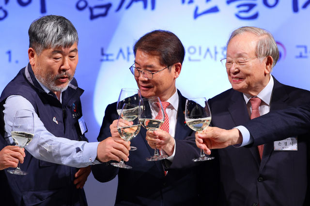 5일 오후 서울 중구 서울중앙우체국에서 열린 노사정 신년인사회에서 김동명(왼쪽) 한국노총 위원장과 이정식(가운데) 고용노동부 장관, 손경식 한국경영자총협회장이 건배를 하고 있다. 연합뉴스