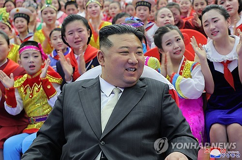 김정은 북한 국무위원장이 새해 첫날인 이달 1일 만경대학생소년궁전에서 진행된 ‘2024년 설맞이 공연’을 관람했다고 조선중앙통신이 2일 보도한 장면. 연합뉴스