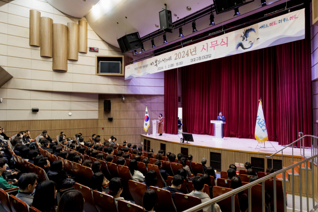 지난 2일 박강수 구청장이 2024년 시무식에서 새롭게 추진되는 사업과 비전을 직원들에게 제시하고 있다. 사진 제공=마포구