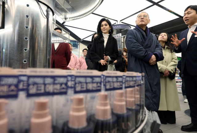 유인촌 문화체육관광부 장관과 이부진 한국방문의해위원장이 11일 2024 코리아그랜드세일 개막식 후 서울 중구 명동 올리브영 명동타운점을 방문해 설명을 듣고 있다. 성형주 기자