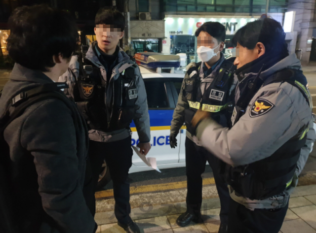 서울 마포구 홍익지구대 경찰관들이 취객을 설득하고 있다. 본문과 직접적 연관은 없음. 허진 기자