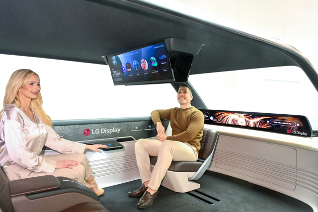 LG디스플레이 모델이 ‘CES 2024 혁신상’을 수상한 ’57인치 P2P LCD‘를 소개하는 모습. 사진제공=LG디스플레이