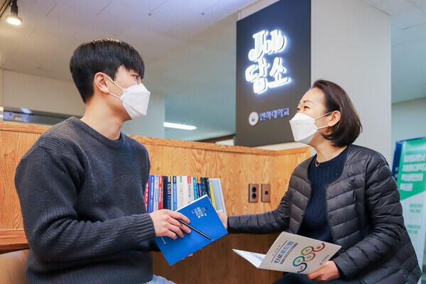 인하대학교 학생이 취업 준비 전용 공간인 ‘잡(Job)담소’에서 상담을 받고 있다. 사진제공=인하대학교