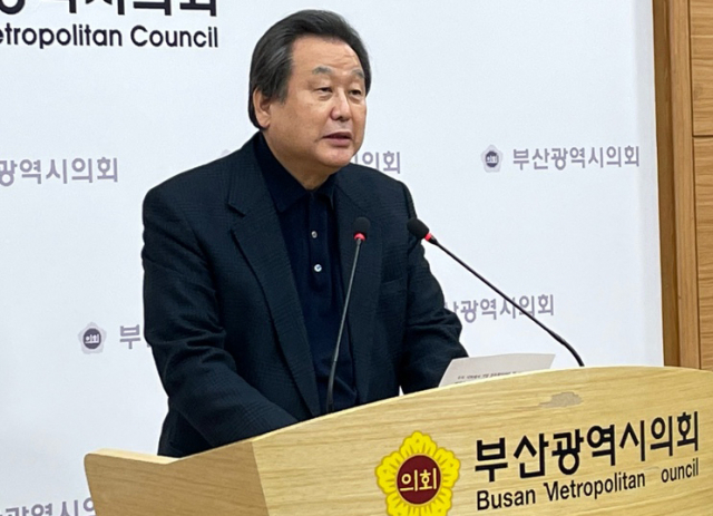 국민의힘 전신인 새누리당 대표를 지낸 김무성 전 의원이 15일 부산시의회에서 총선 출마 선언을 하고 있다. 연합뉴스