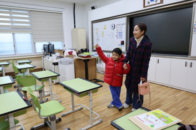 4일 오후 서울 서초구 원명초에서 열린 신입생 예비 소집에서 예비 초등학생이 교실을 구경하고 있다. 연합뉴스